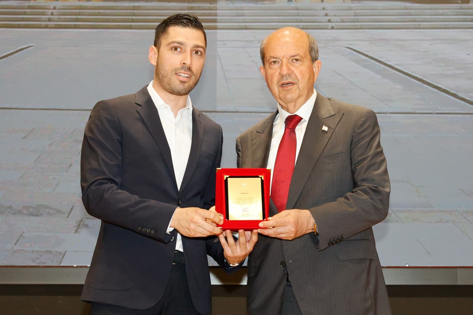 KKTC Cumhurbaşkanı’nın Kamtek temsilcisine teşekkür plaketi takdim etmesi